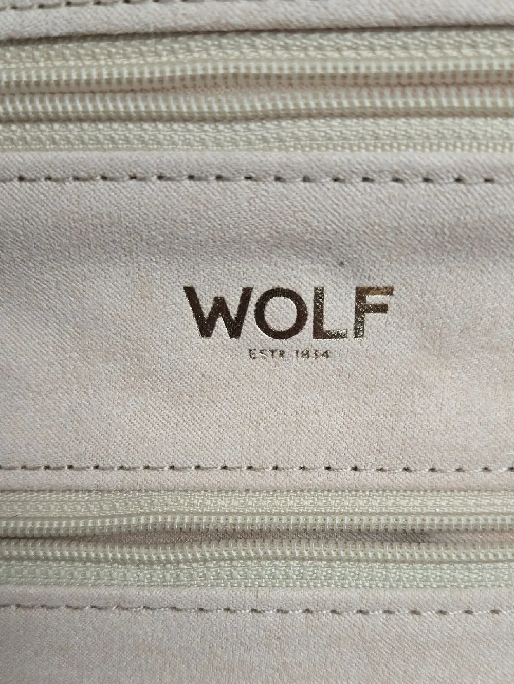 WOLF color white